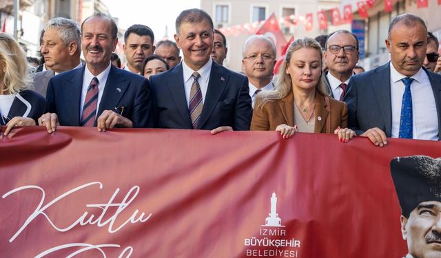 9 Eylül coşkusu İzmir sokaklarına taştı