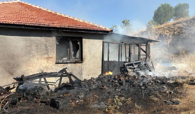 Kula’da korkutan yangın! Alevler kuru otlara sıçradı