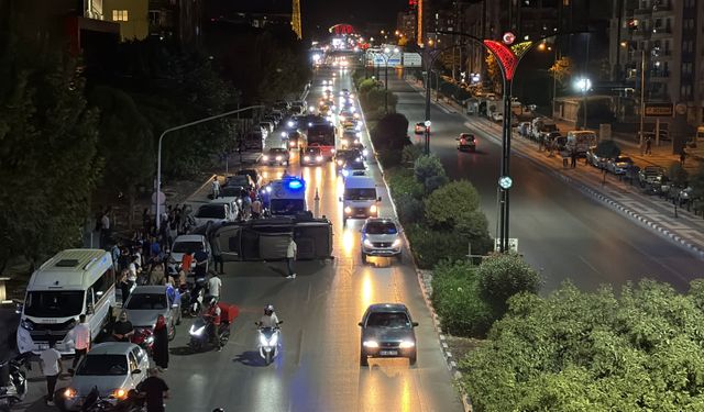 Makas atan otomobil 5 araca çarptı, sürücü kaçtı