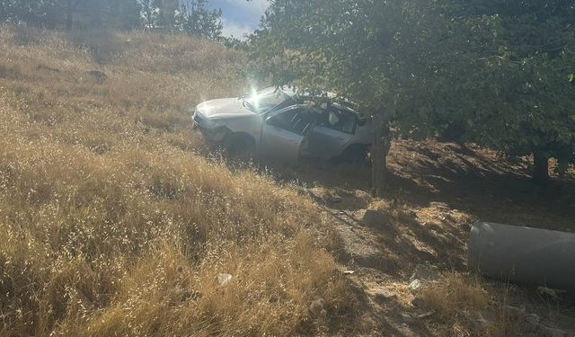 Otomobil şarampole yuvarlandı: 2 genç yaralandı