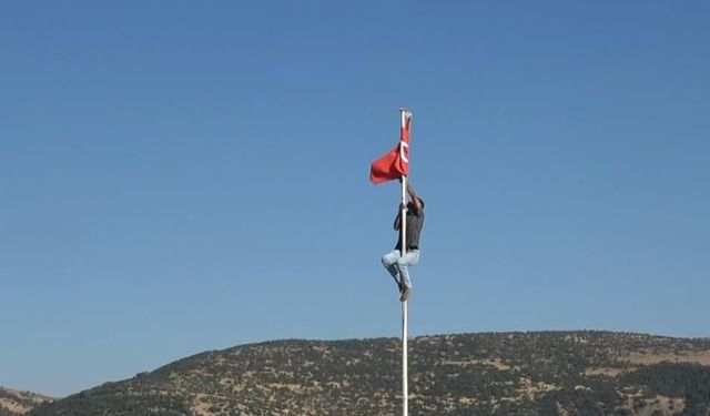 Türk Bayrağını düzeltmek için tırmandı!