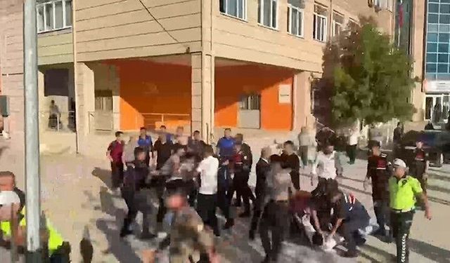 Veliler silah seslerinin yükseldiği okula akın etti