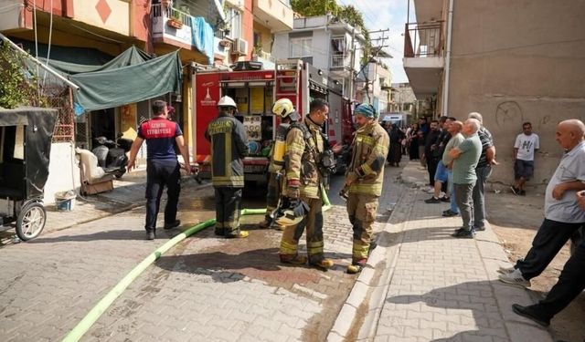 Bayraklı’da apartman yangını: 2 kişi dumandan etkilendi!