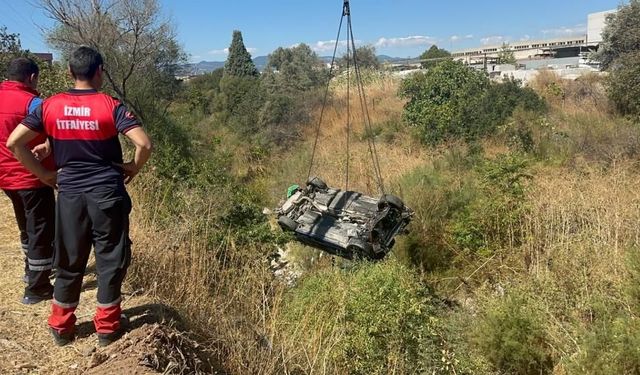 Kemalpaşa'da viraj kabusu: Otomobil akarsuya uçtu!