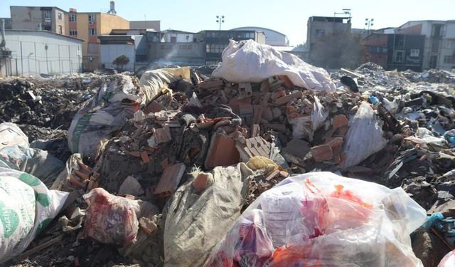 Buca’da çöplük yangını isyan ettirdi: Esnaf çözüm bekliyor!