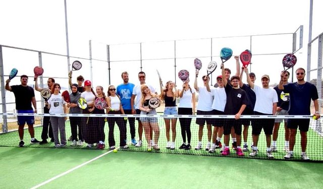 Çeşme’de üniversiteliler padel sporuyla tanıştı!