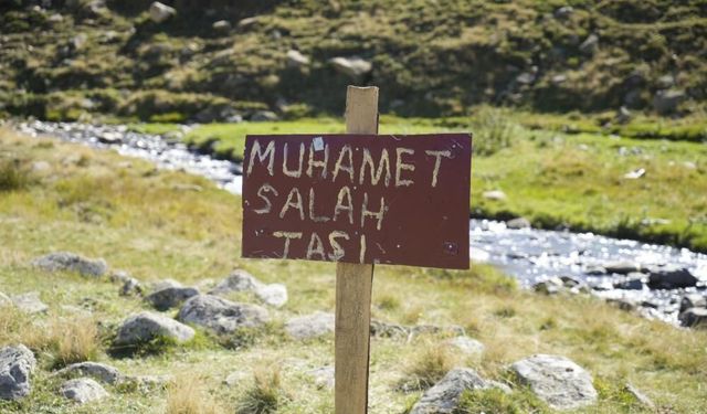 Salah’ın oturduğu taşın yanındaki tabela ve bank kayboldu!