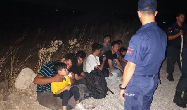 Alaçatı’da 18 göçmene kurtarma!