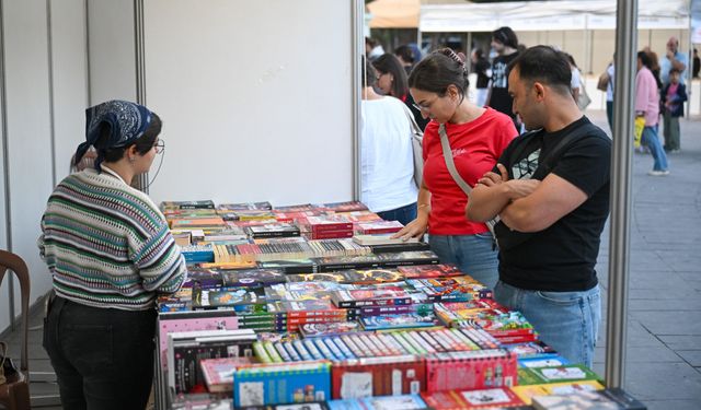 Bornova’da 790 bin kitapla edebiyat şöleni başladı!
