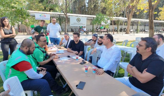 Bornova’da moto kuryeler aynı parkta buluştu