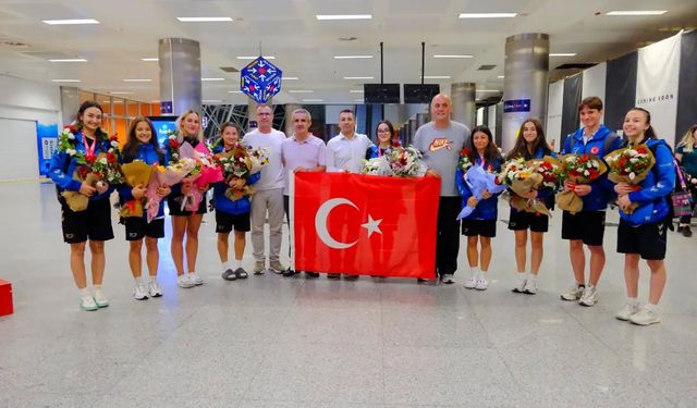 İzmir’e dünya gururu: Bronz madalya ile döndüler!