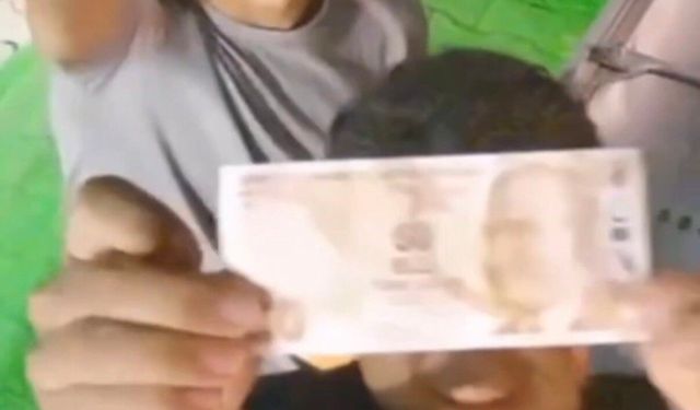 Ekmek aldılar, ücretini kameraya göstererek kasaya bıraktılar