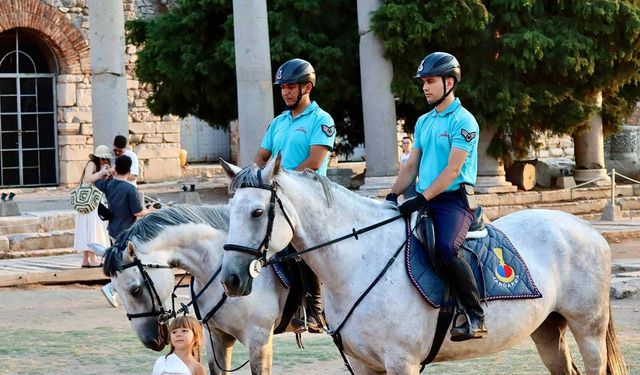 İzmir'de atlı jandarmalar 12 ilçede devriyede