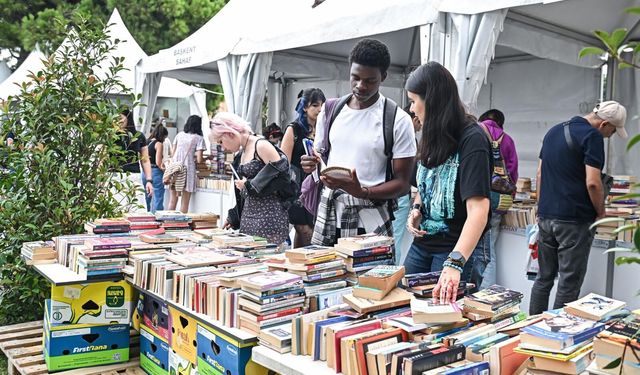 İzmir'de edebiyat ve kitaplarla dolu buluşmalar sürüyor