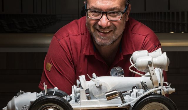 Hurda dikiş makinelerini sanat eserlerine dönüştürüyor