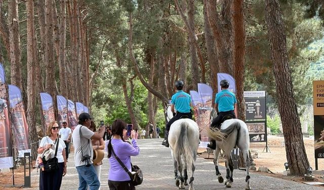 İzmir’de atlı jandarmalara yoğun ilgi
