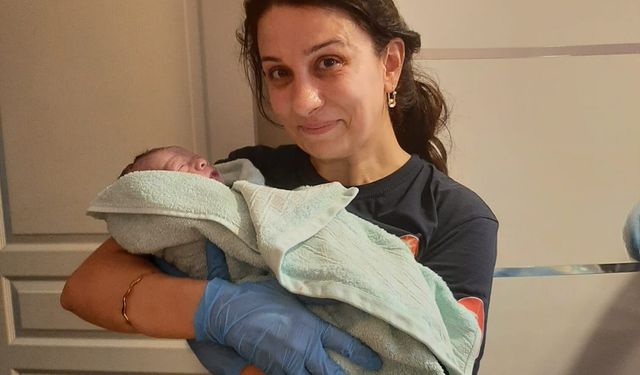 İzmir’de bir ihbarla gittiler, kendilerini doğumun ortasında buldular
