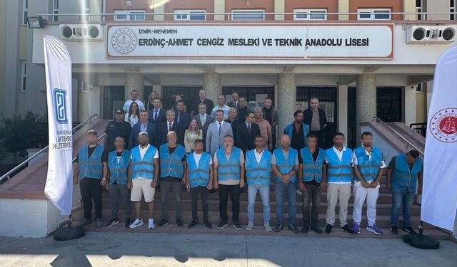 İzmir’de yükümlüler sınıfları ve okul bahçelerini yeniledi