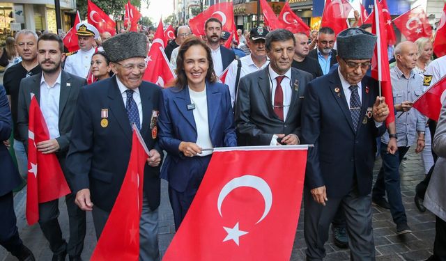 Karşıyaka’da gazilere saygı yürüyüşü