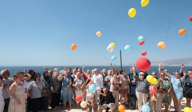 Konak’ta rengarenk balonlar gökyüzüne bırakıldı