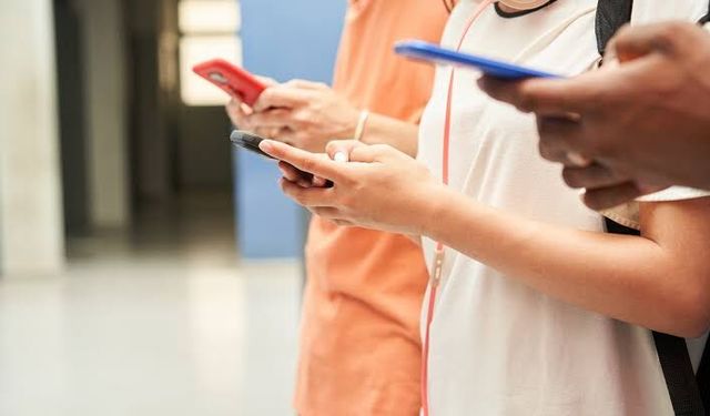 Polonya’da ilkokullarda telefon dönemi sona erdi
