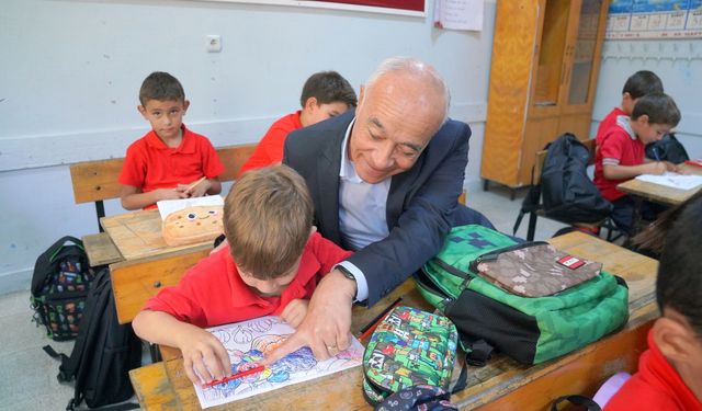 Seferihisar’da öğrencilere kırtasiye desteği