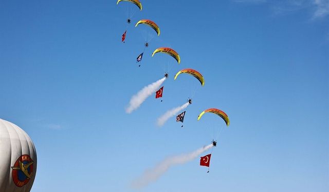 Selçuk’ta havacılık festivali gökyüzünü renklendirdi