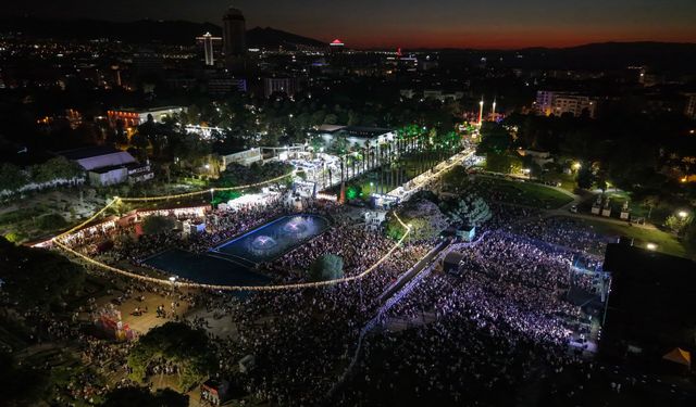 İEF’de Yıldız Tilbe coşkusu: On binlerce İzmirli eşlik etti