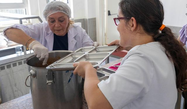 Büyükşehir’den öğrencilere sıcak yemek desteği
