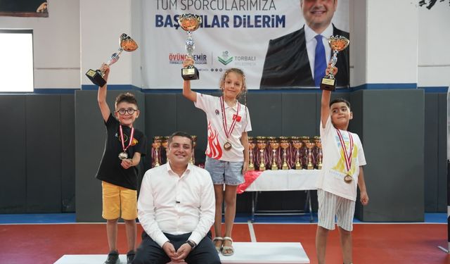 Torbalı’da satranç heyecanı: 260 minik sporcu hamlelerini yarıştırdı