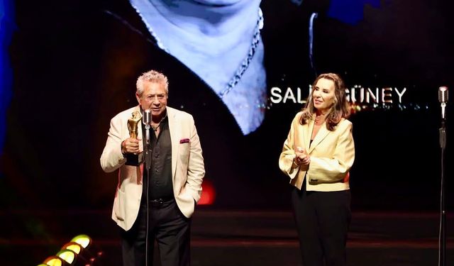 Çeşme’de yaşayan Yeşilçam’ın yakışıklı jönü Salih Güney’e onur ödülü