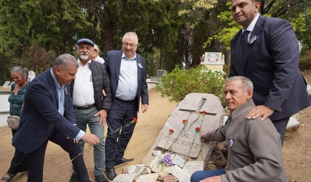 Usta sanatçı Tuncel Kurtiz, mezarı başında anıldı