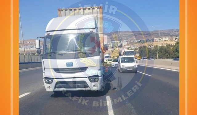 Otoyolda çekici arızası: Sağ şerit trafiğe kapatıldı