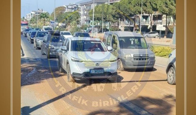 Seferihisar yolunda ekipler alarma geçti: Trafik yoğunlaştı