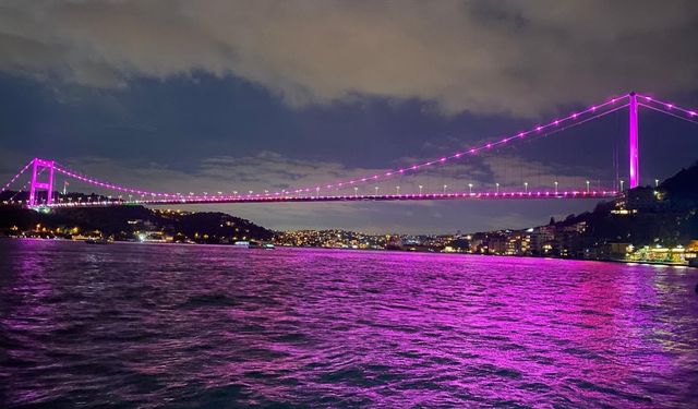 15 Temmuz Şehitler Köprüsü pembeye büründü