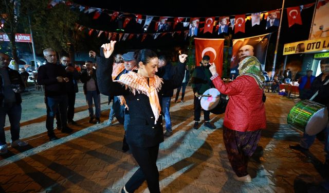 Efes Selçuk’ta Cumhuriyet coşkusu fener alayıyla kutlandı