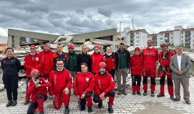 Oğlunu 23 saat enkaz başında bekledi, şimdi hayat kurtarıyor