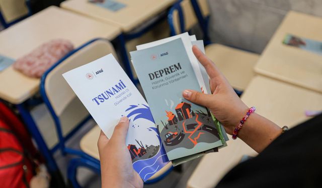 İzmir’de öğrencilere deprem çantası ve afet eğitimi