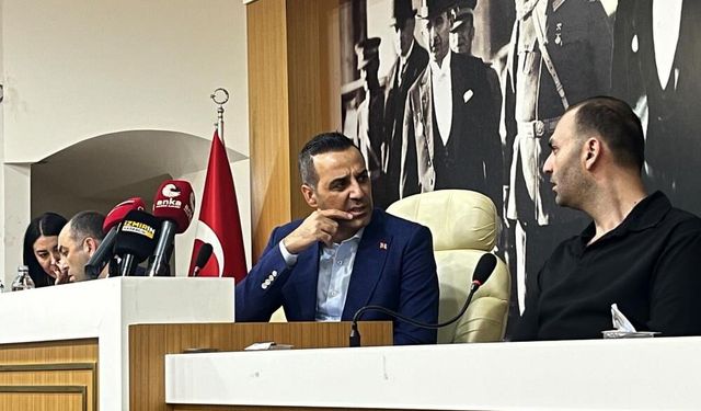 Çiğli Meclisi alev aldı: Şişeler havada uçuştu!