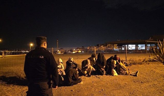 İzmir’de 8’i çocuk 15 düzensiz göçmen yakalandı