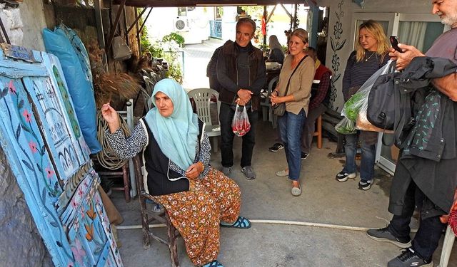 Çeşme'de eski kapıya Nuran Erden'in fırçasıyla yeni hayat