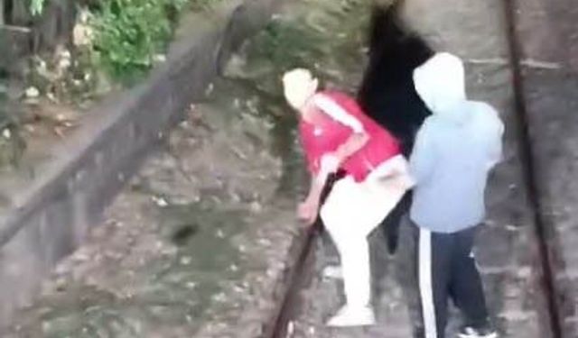 Alsancak’ta raylara çıktılar, trene taş attılar!