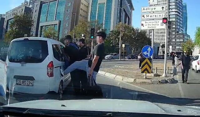 İzmir trafiğinde gerilim: Araca tekme attı!