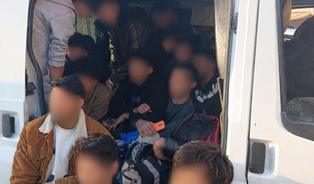 Urla’da araçta 34 düzensiz göçmen yakalandı!