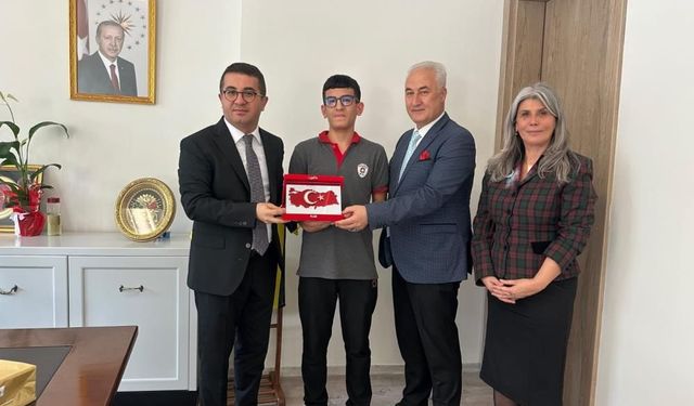 Yere düşen bayrağı öpüp başına koydu, kaymakamdan tebrik aldı!