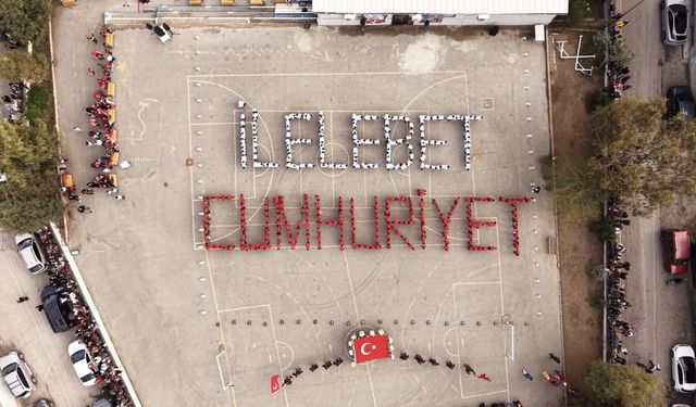 Buca’da 400 öğrenciden Cumhuriyet’e özel gösteri