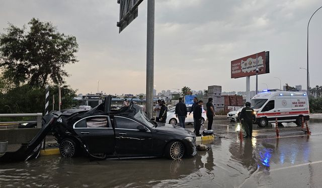 Adana’da otomobil tabela direğine çarptı: Sürücü hayatını kaybetti