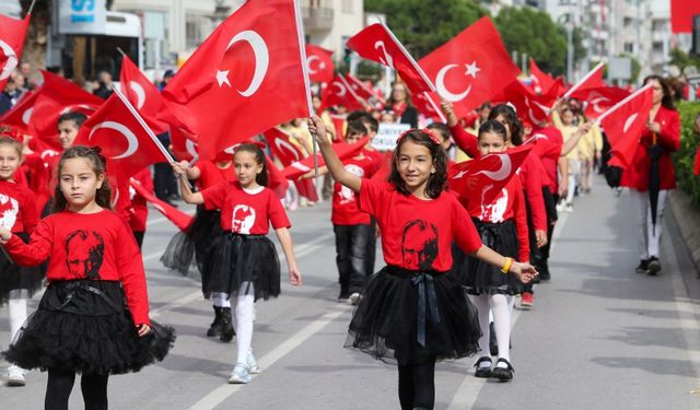 Karşıyaka’da Cumhuriyet coşkusu 7’den 77’ye meydanlara taştı!