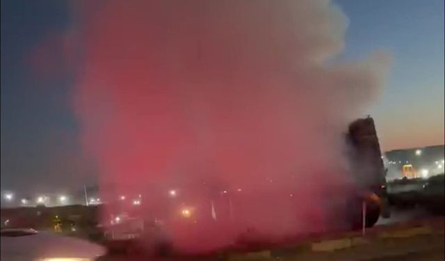Aliağa’da seyir halindeki tırın kupa kısmı alev aldı