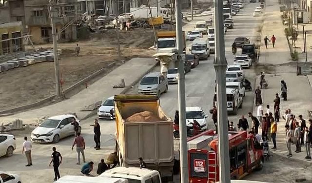 Kamyonun altında kalan motosiklet sürücüsü hayatını kaybetti